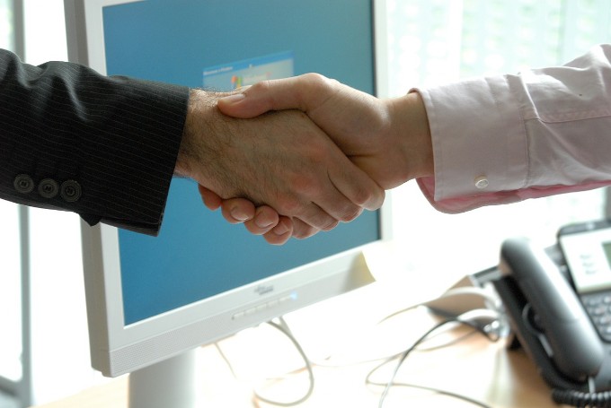 picture showing two shaking hands to introduce the paragraph about clients